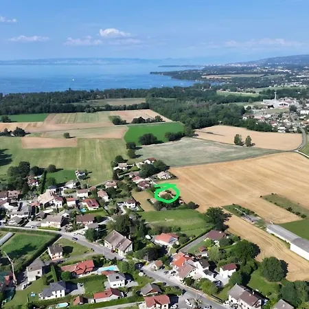Pres Du Lac, Pas Loin Des Montagnes